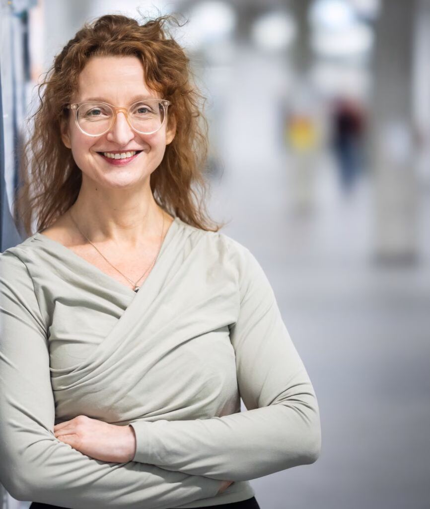 Sonja Fücker lehnt an einer Wand